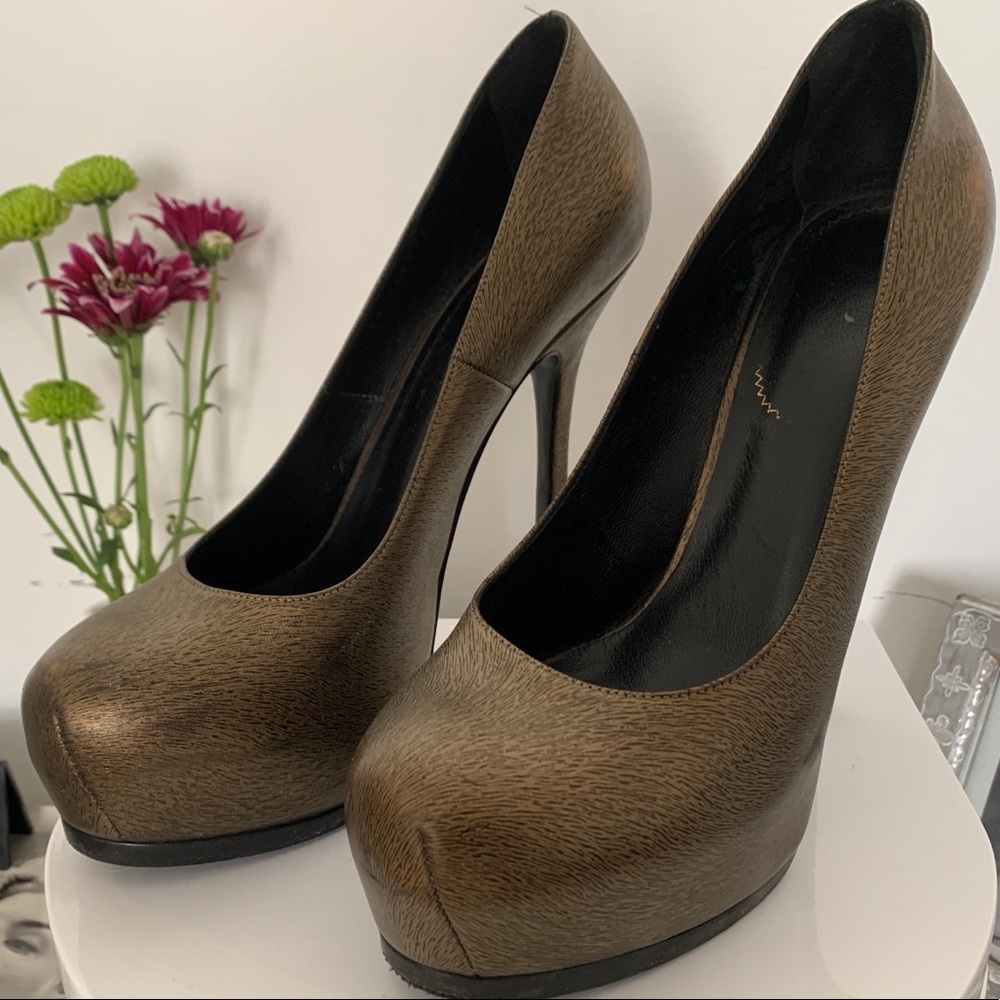 Yves Saint Laurent Leather Tribute Pump